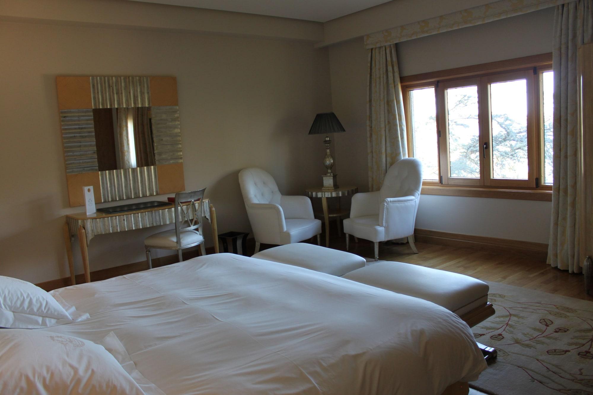 Pazo Los Escudos Hotel Spa & Resort Vigo Ngoại thất bức ảnh A room at the hotel