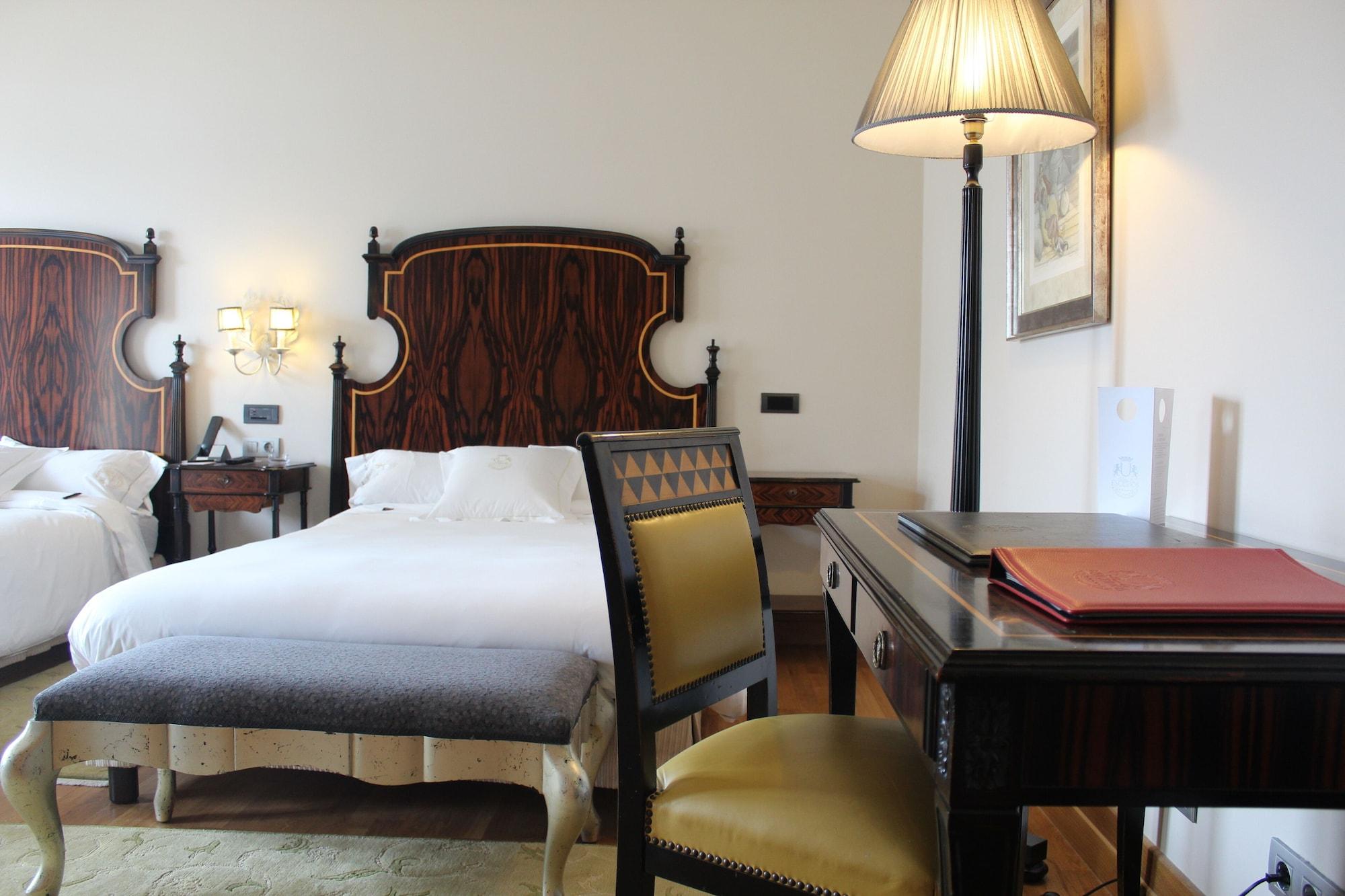 Pazo Los Escudos Hotel Spa & Resort Vigo Ngoại thất bức ảnh A room at the hotel