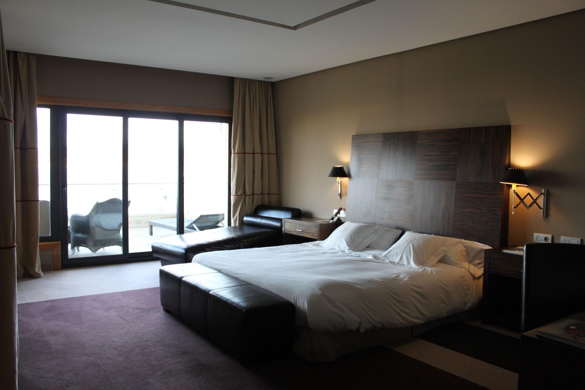 Pazo Los Escudos Hotel Spa & Resort Vigo Ngoại thất bức ảnh A room at the hotel