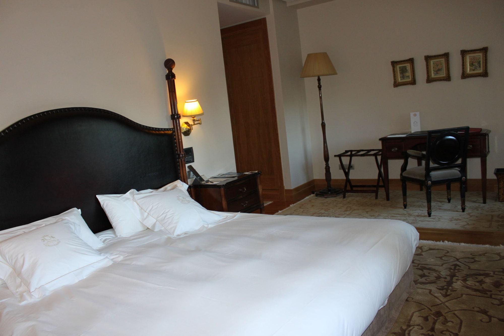 Pazo Los Escudos Hotel Spa & Resort Vigo Ngoại thất bức ảnh A room at the hotel