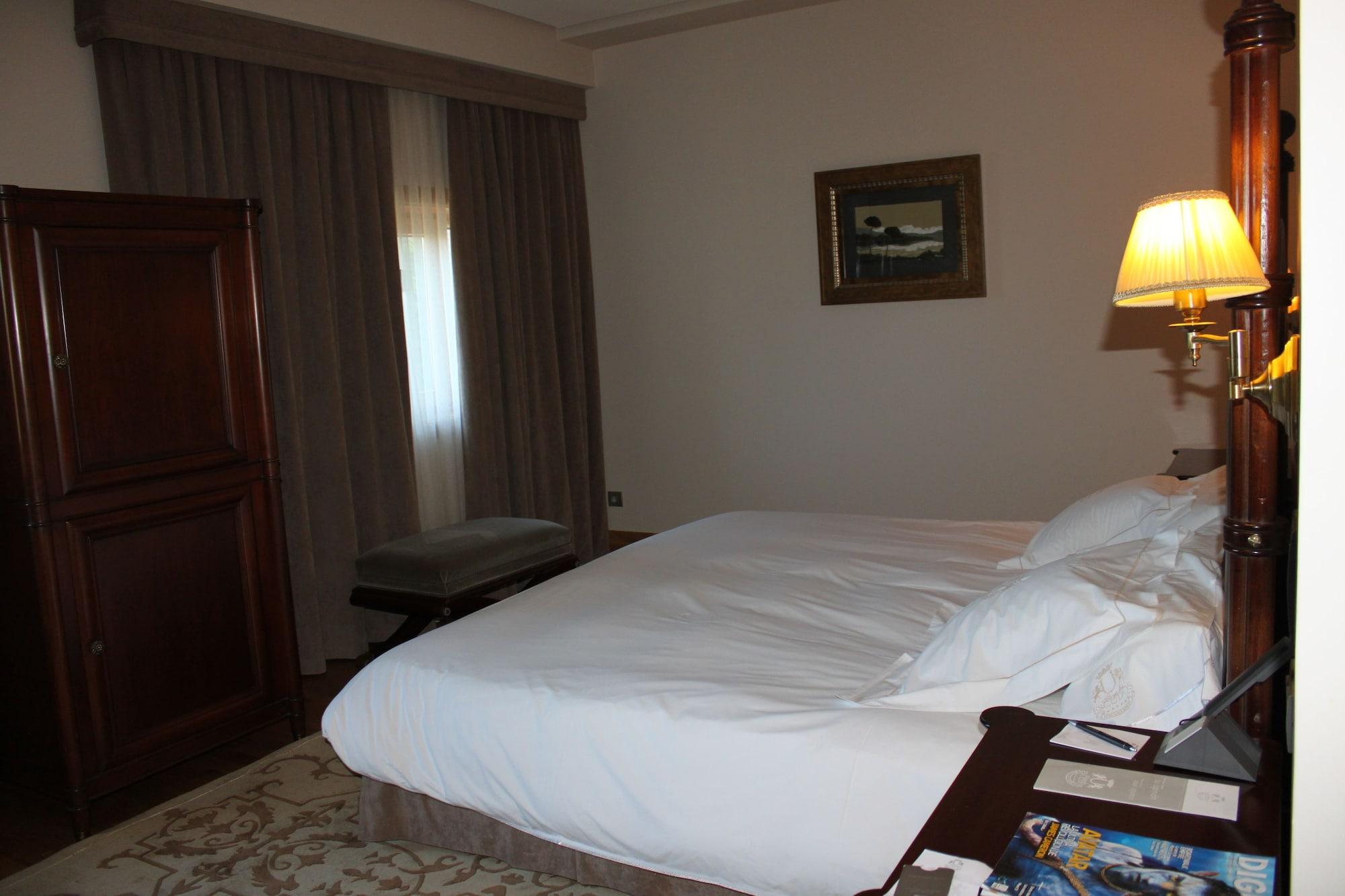 Pazo Los Escudos Hotel Spa & Resort Vigo Ngoại thất bức ảnh A bedroom at the hotel