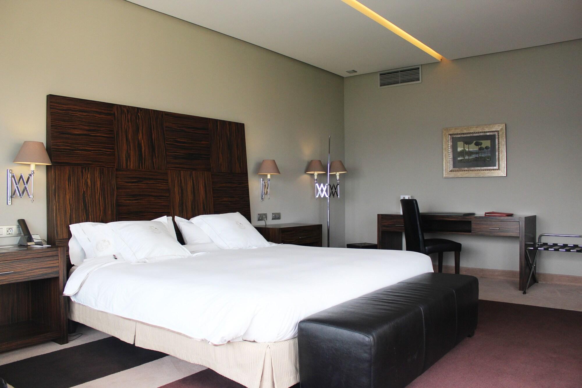 Pazo Los Escudos Hotel Spa & Resort Vigo Ngoại thất bức ảnh A room at the hotel