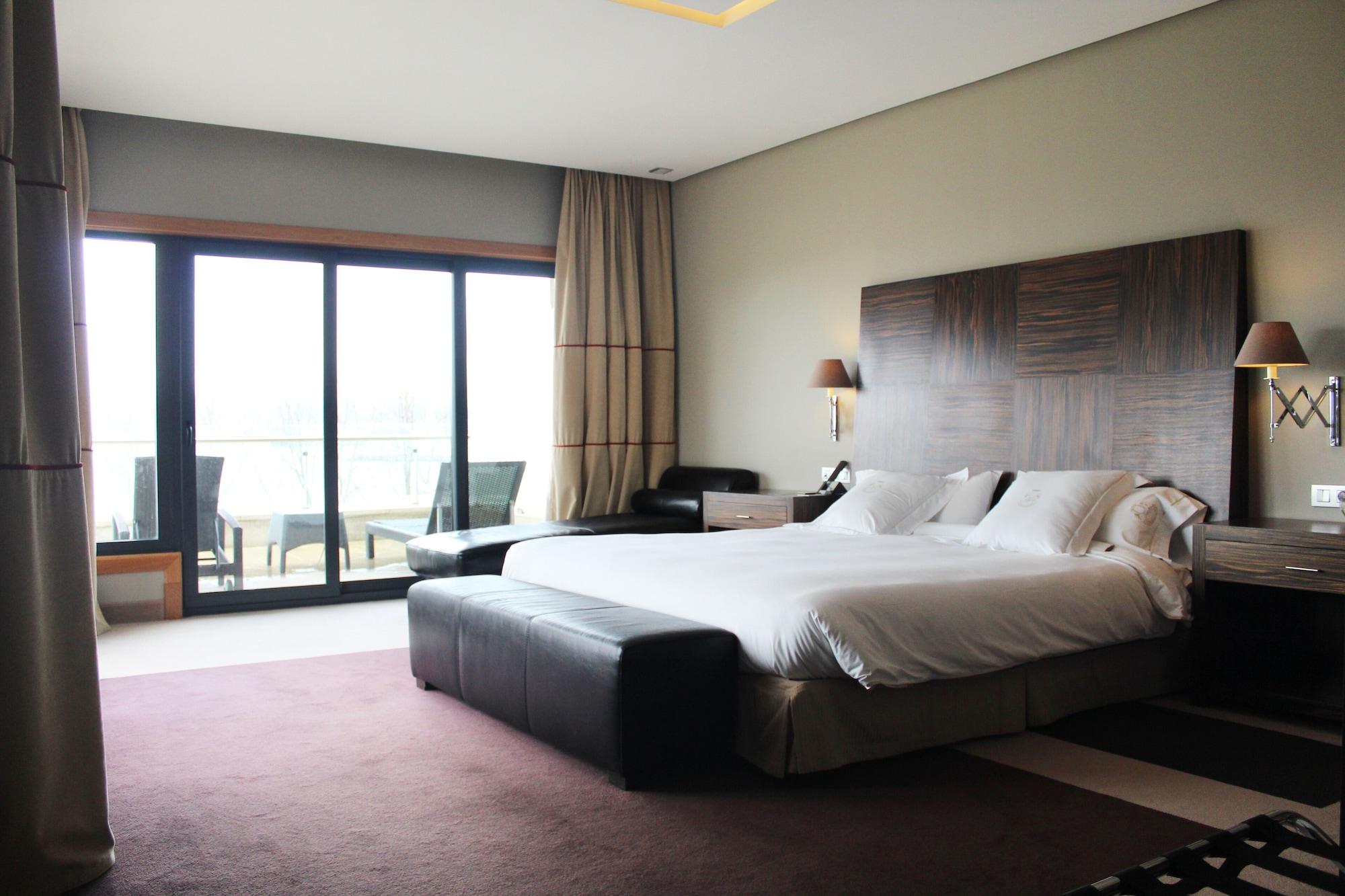 Pazo Los Escudos Hotel Spa & Resort Vigo Ngoại thất bức ảnh A room at the hotel
