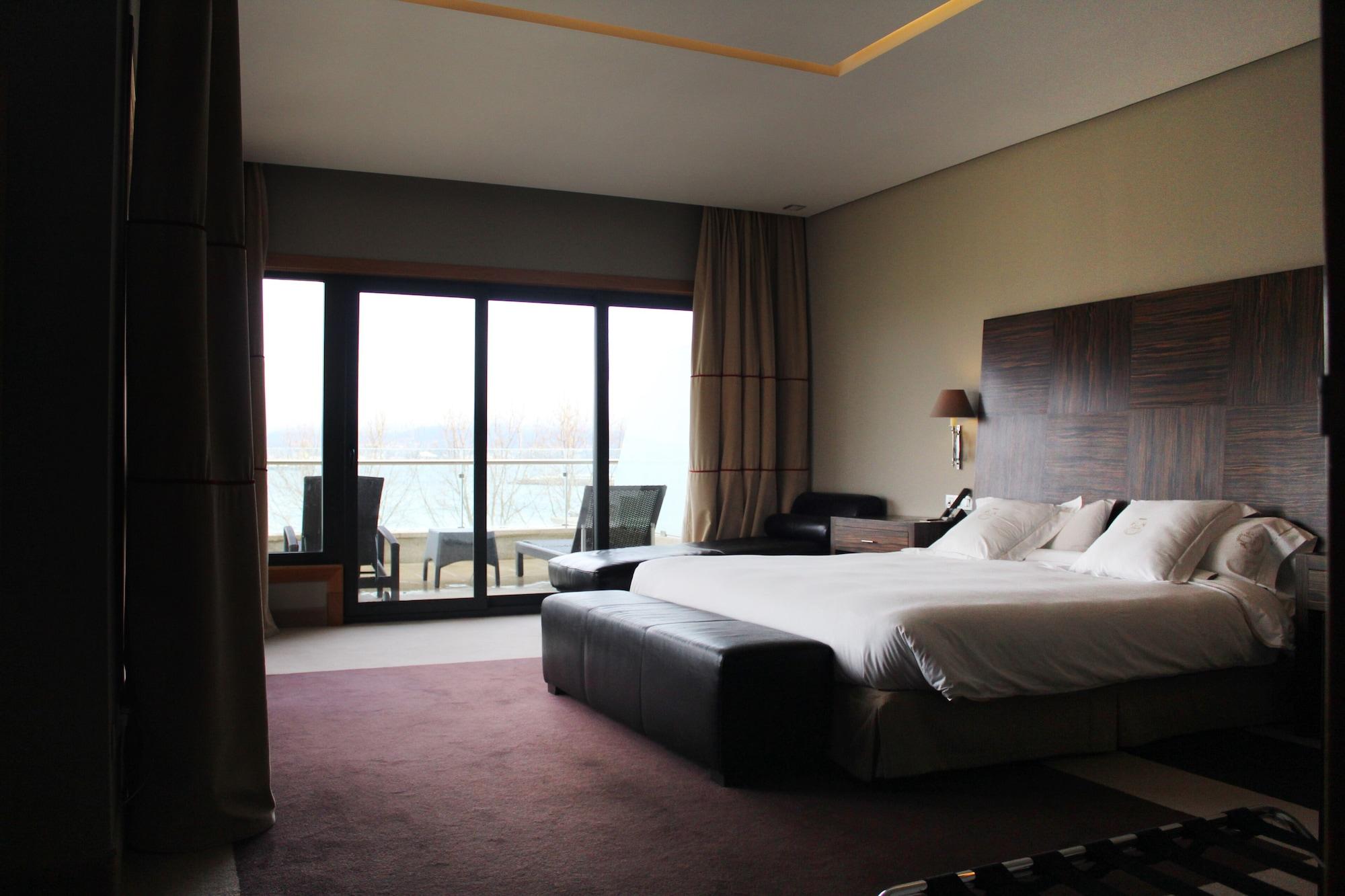 Pazo Los Escudos Hotel Spa & Resort Vigo Ngoại thất bức ảnh A room at the hotel