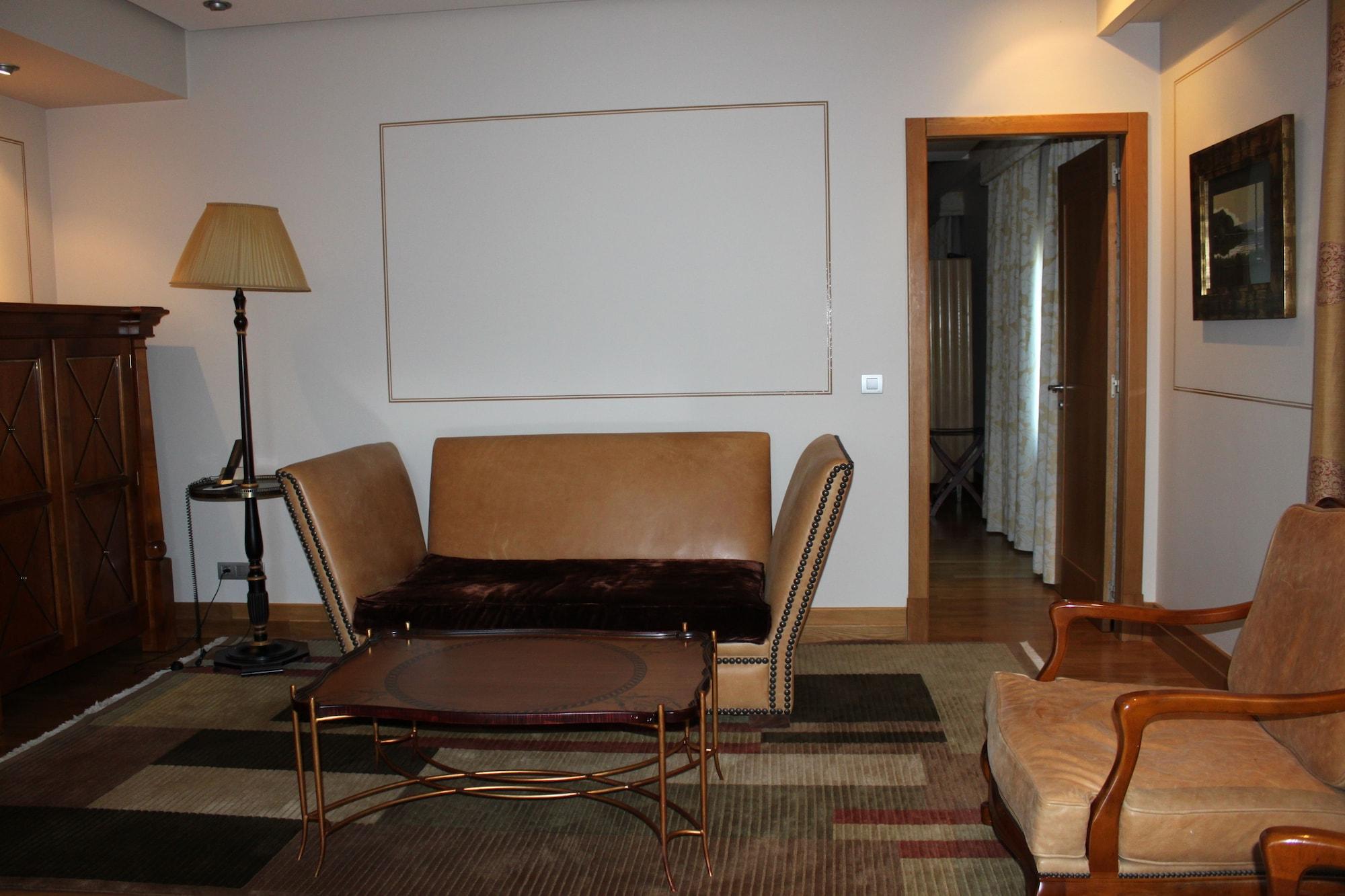 Pazo Los Escudos Hotel Spa & Resort Vigo Ngoại thất bức ảnh The interior of the suite