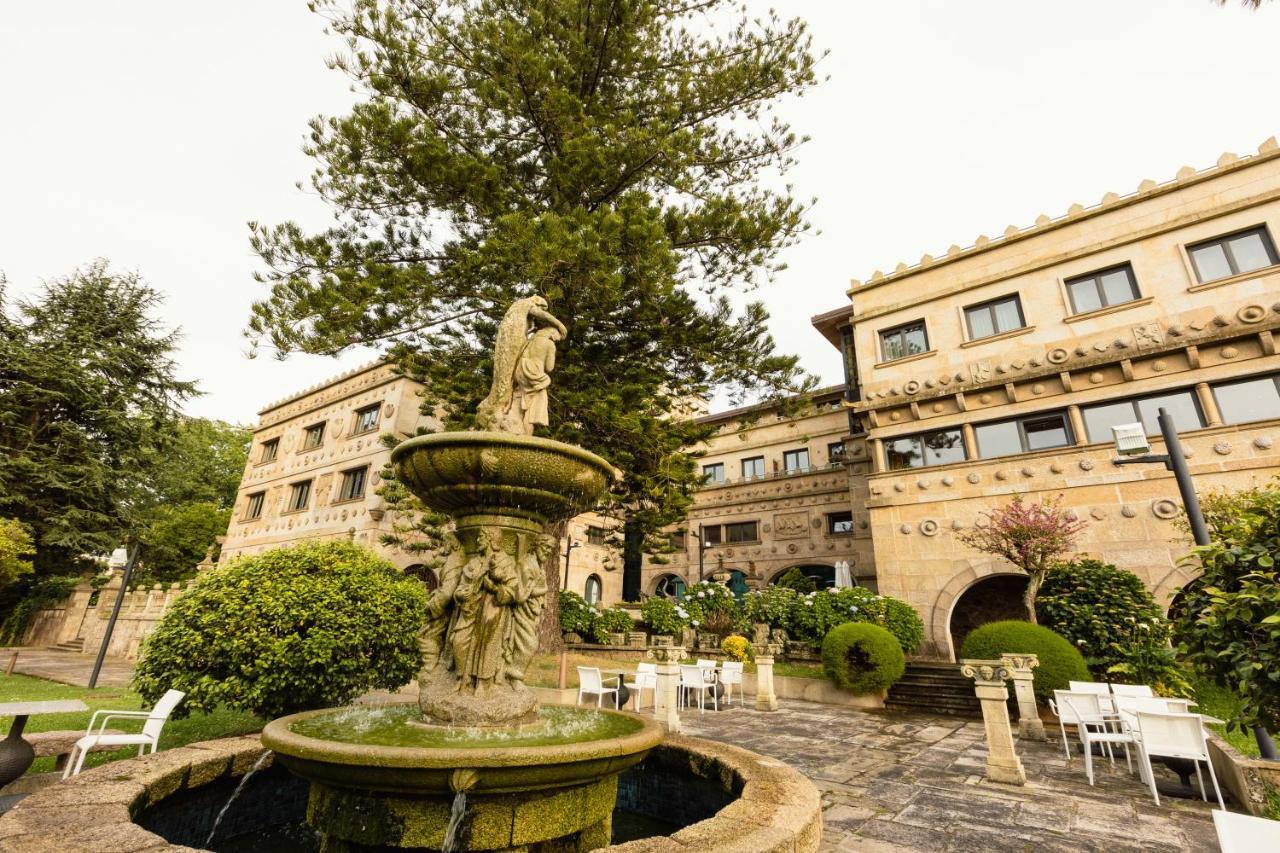 Pazo Los Escudos Hotel Spa & Resort Vigo Ngoại thất bức ảnh Fountain in the courtyard of the hotel