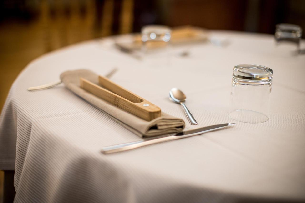 Pazo Los Escudos Hotel Spa & Resort Vigo Ngoại thất bức ảnh A place setting with a sugar bowl
