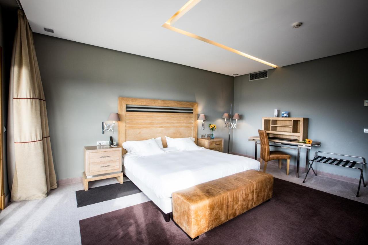 Pazo Los Escudos Hotel Spa & Resort Vigo Ngoại thất bức ảnh A room at the hotel