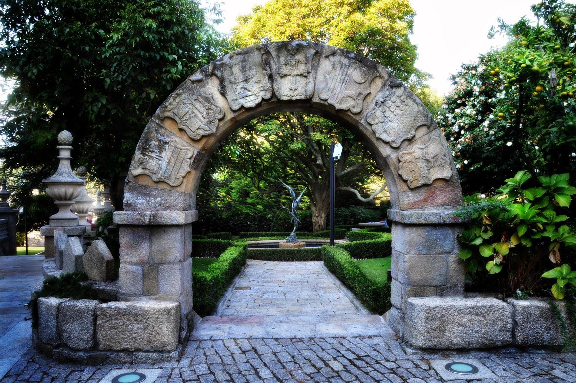 Pazo Los Escudos Hotel Spa & Resort Vigo Ngoại thất bức ảnh Entrance to the gardens