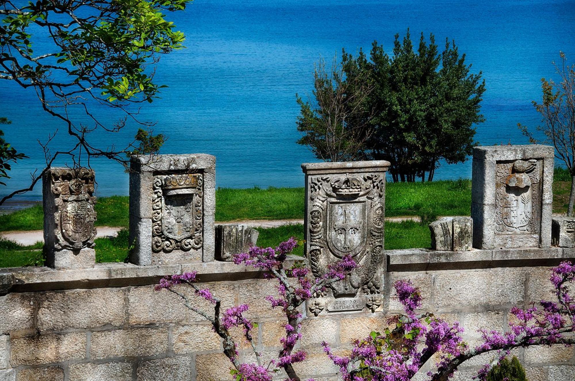 Pazo Los Escudos Hotel Spa & Resort Vigo Ngoại thất bức ảnh The four columns of the temple
